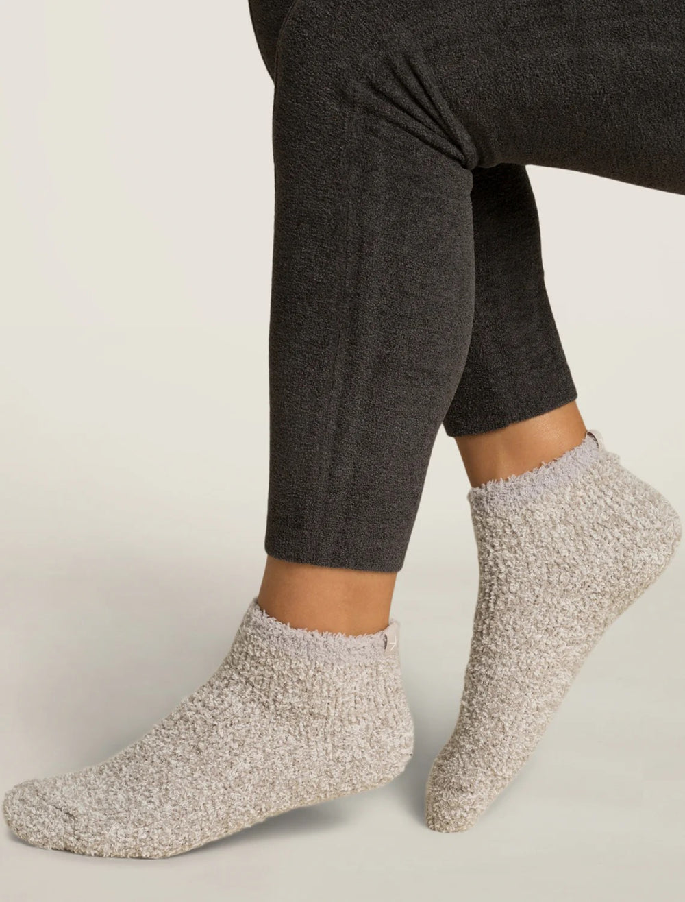 Barefoot Dreams tennis socks, 2 pairs of athletic accessories in soft, breathable fabric, suitable for sports and casual wear.