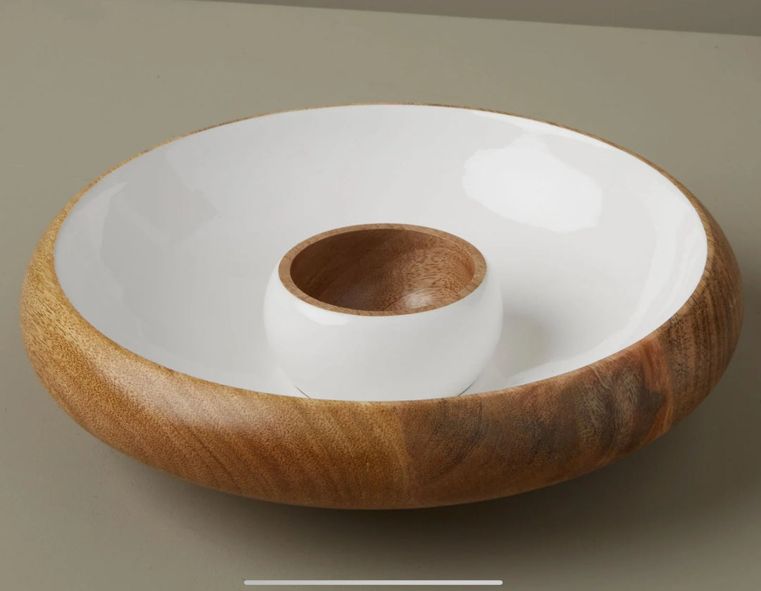 Be Home Sardam Chip & Dip set on a wooden table, featuring a ceramic bowl with chips and a matching dip dish for home entertaining.