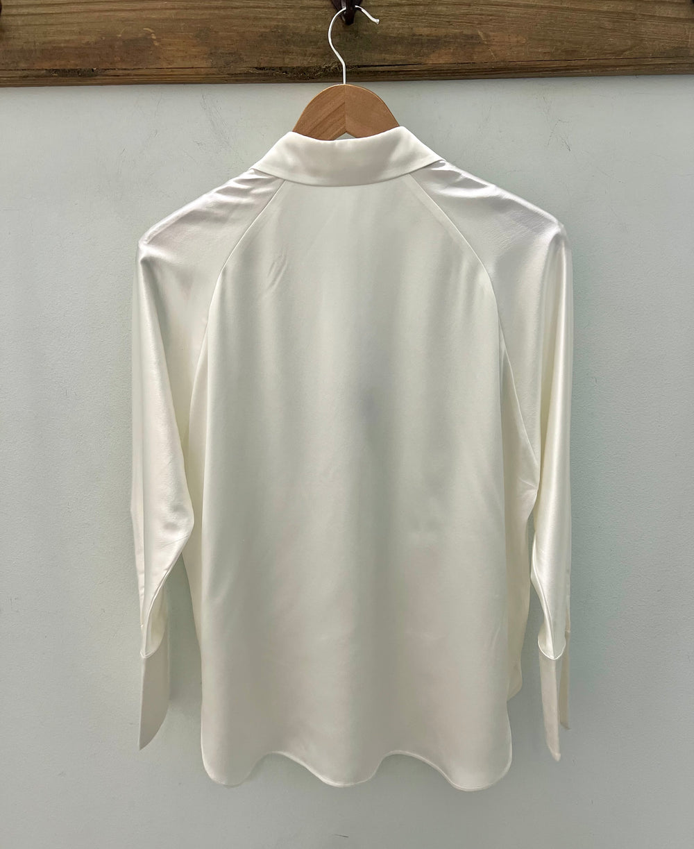 Diomi silk crepe halfway buttoned blouse, elegant tops with a relaxed fit and stylish design, shown in natural fabric detail.