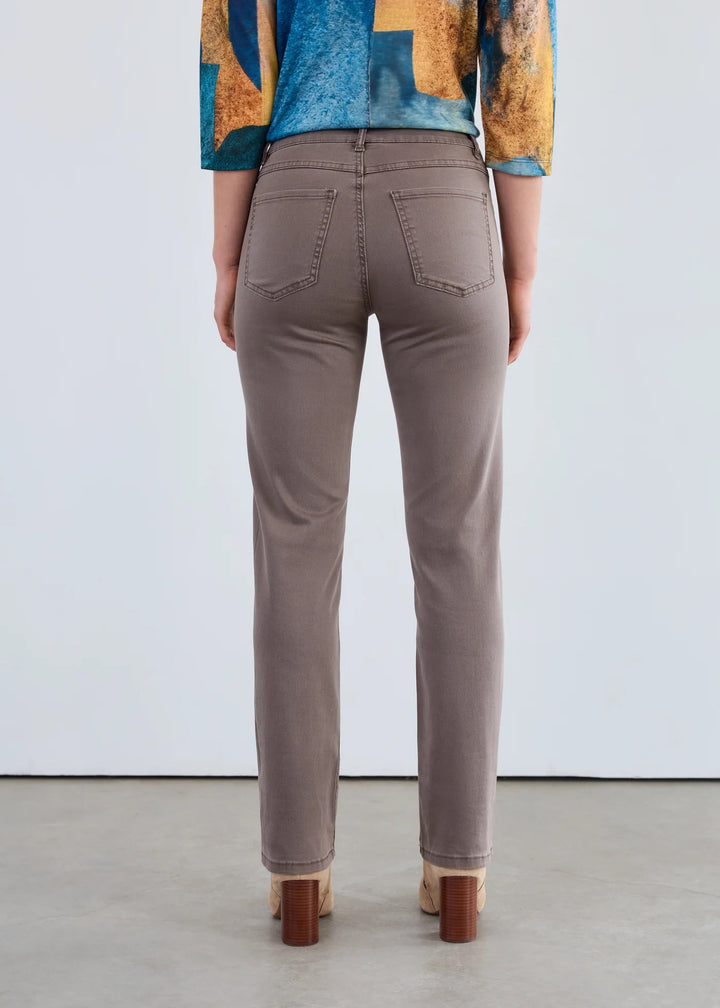 FDJ Christina straight leg jean, stylish denim bottoms with classic fit, featuring a medium wash and clean front design.