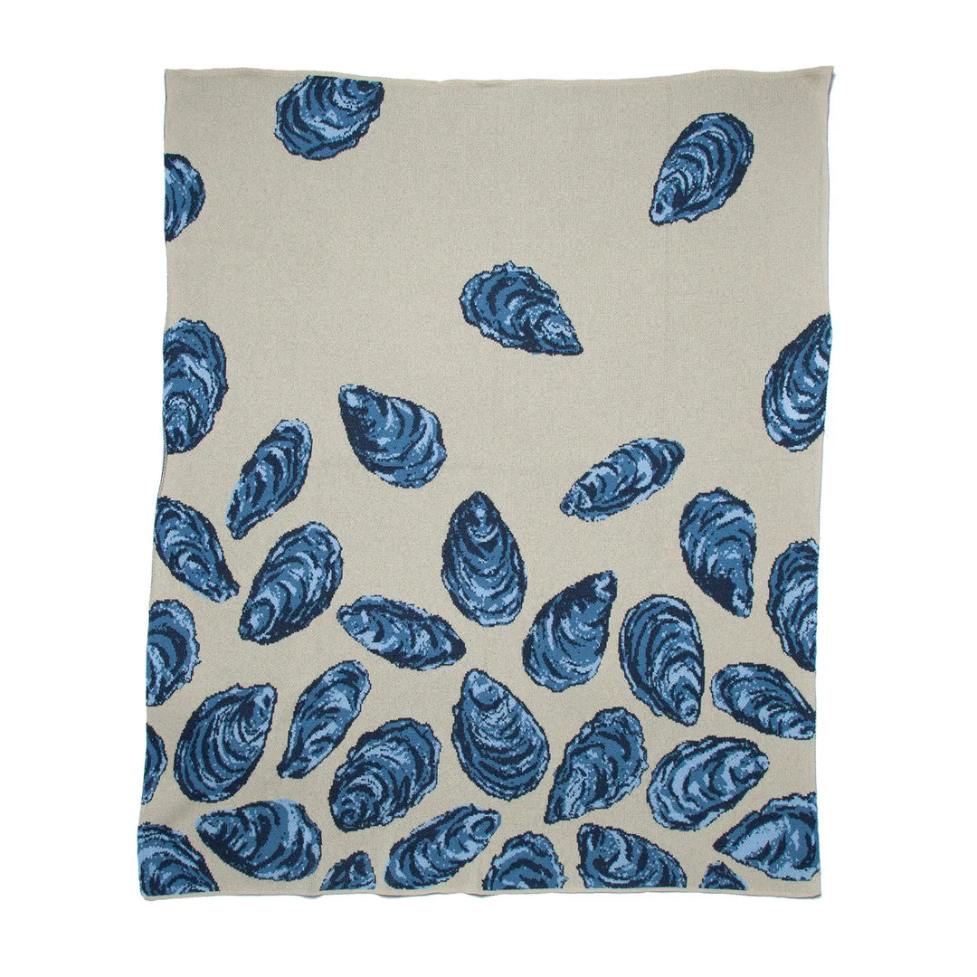 In2Green oyster throw blanket made of recycled cotton, soft and cozy home decor accessory with oyster shell pattern.