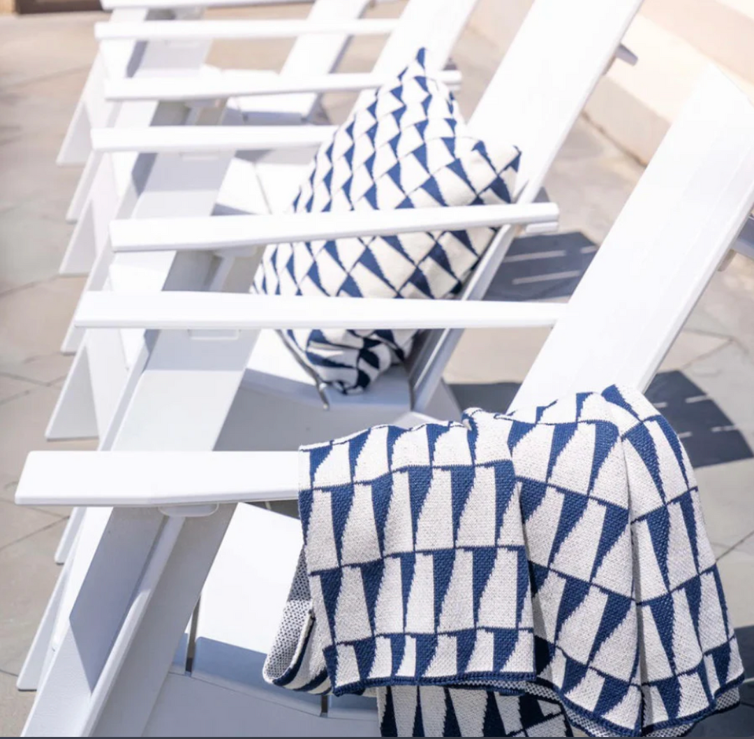 Eco-friendly outdoor throw blanket by In2Green, showcasing a cozy, textured fabric ideal for outdoor home use.