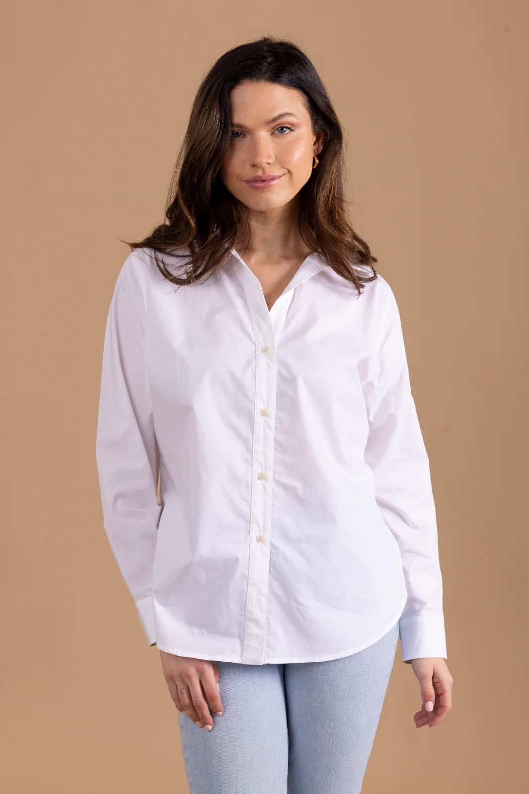 Le Marais Carolina top, stylish sleeveless blouse in soft fabric, shown on a model with a relaxed fit and elegant design.
