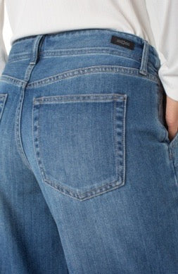 Liverpool Jeans Weekender 30-inch jean bottoms with classic denim style and a comfortable fit, shown in a natural stance.