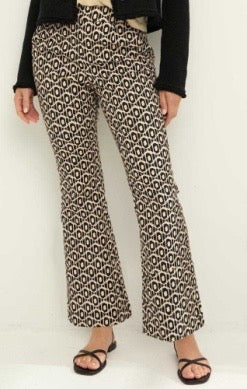Nic & Zoe Diamond Demi-Boot pants, stylish black bottoms with a sleek fit and subtle diamond detailing, shown on a model.