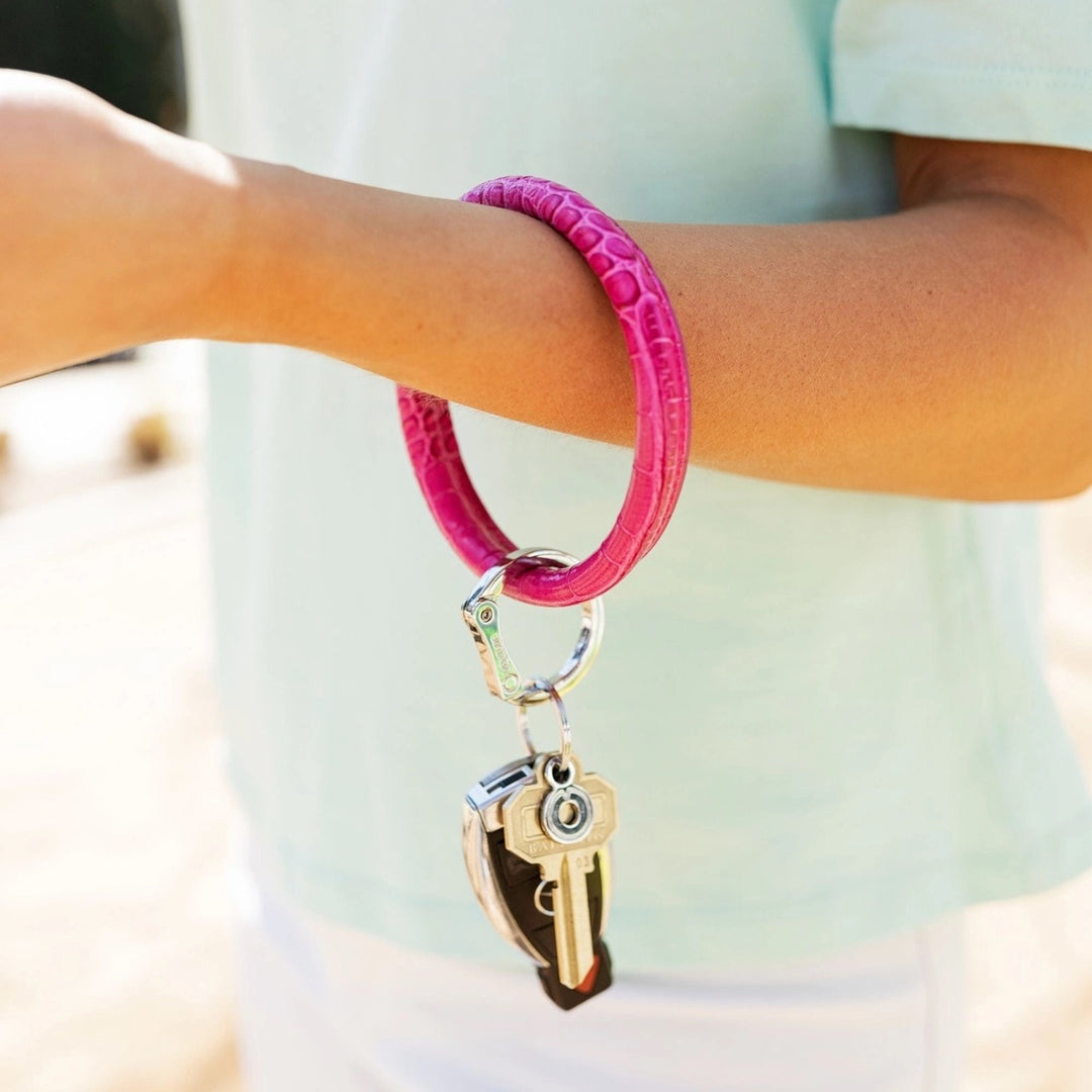 O-venture leather key ring with "O" ring design, stylish gift accessory for keys or bags, featuring durable leather material.