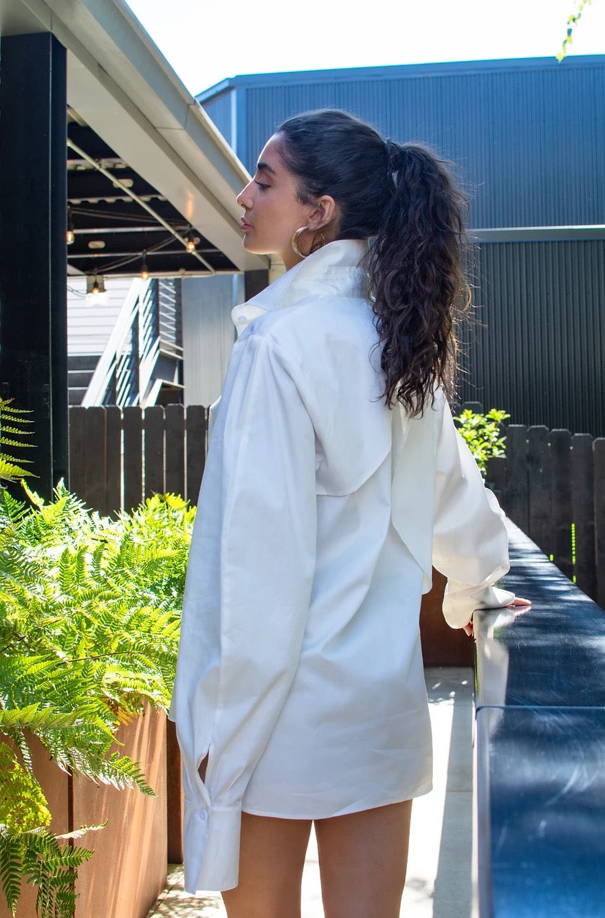 Rainment Koffee blouse for women, stylish tops with a relaxed fit, featuring a soft fabric and trendy design.