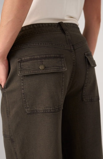 Liverpool Jeans utility relaxed straight bottoms with a 28-inch inseam, shown in a casual fit on a model.