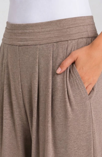 Liverpool Jeans pleated knit wide-leg pants, stylish bottoms with a relaxed fit and comfortable knit fabric, shown in the image.
