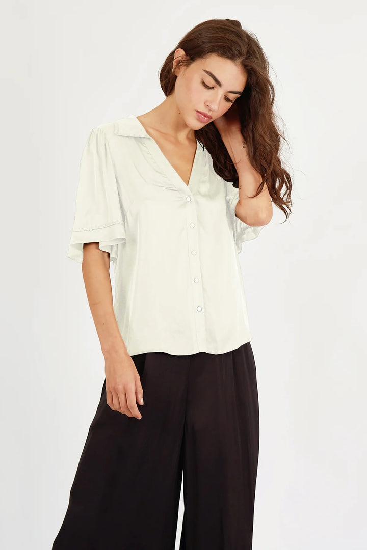 Traffic People Claude shirt, a stylish top in soft fabric, featuring a relaxed fit and classic design, shown in the image.