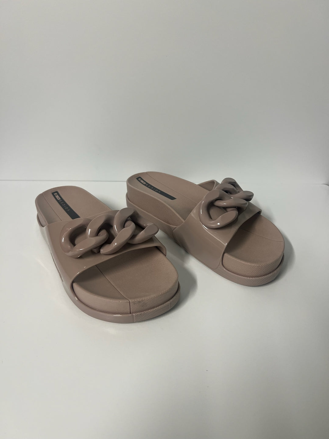 Voices Soul Corrente sandal as accessories, featuring strappy design and metallic accents, shown in natural beige color.