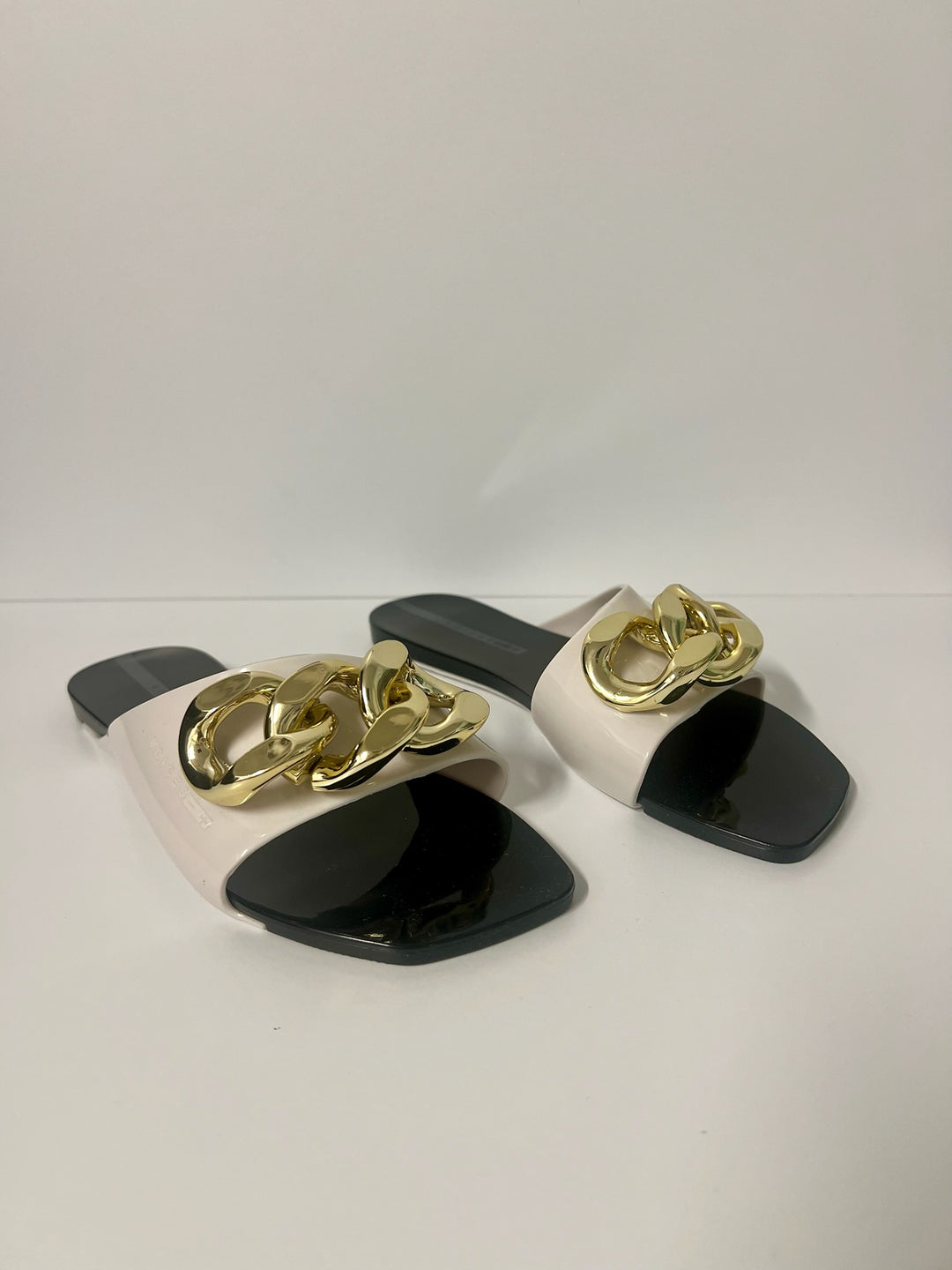 Voices Avolto beige Corrente flat sandal with woven strap design, showcasing stylish and comfortable footwear accessory.